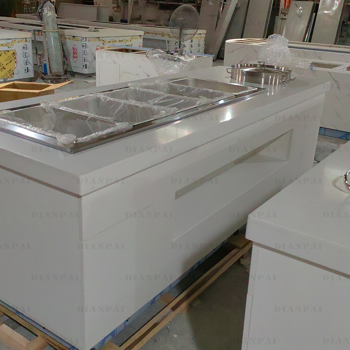 自助餐台定制厂家典派生产的食堂取餐台实拍图