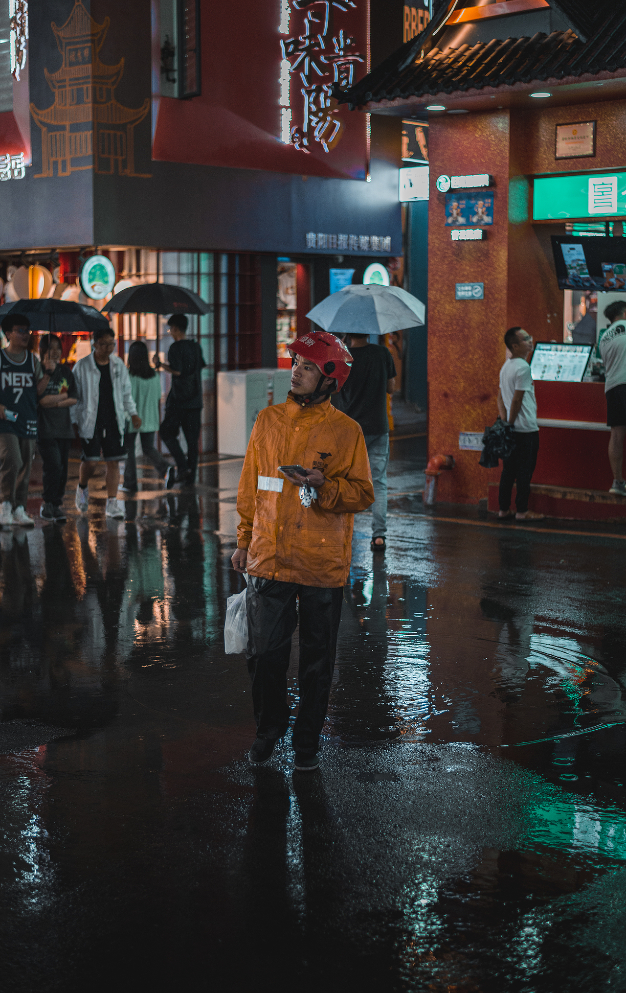 贵阳下雨天街拍（图ZMzA5MzAwNzA4） - 人文/纪实摄影 - 站酷设计师设计师R潮原创素材 - 站酷ZCOOL