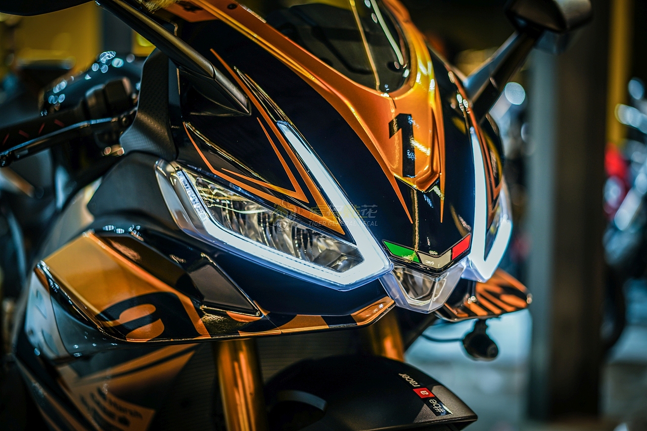 阿普利亚22款RSV4改黑金拉花涂装-3M彩绘改色膜