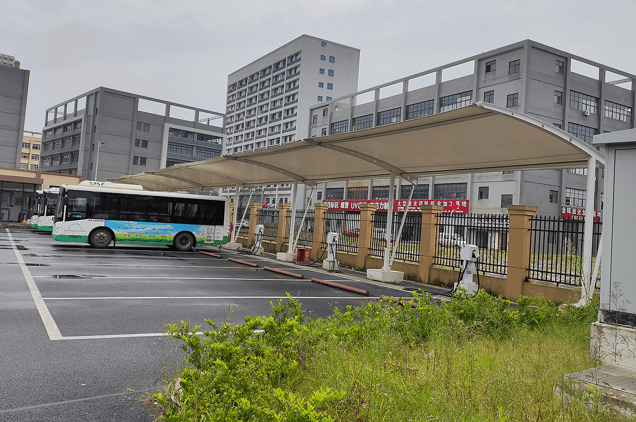 武汉纽兰工业园门口新能源公交车总站充电桩膜结构车棚