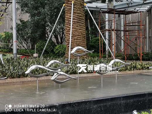 水池特色景观鱼群雕塑 手工锻造抽象不锈钢鱼雕塑摆件