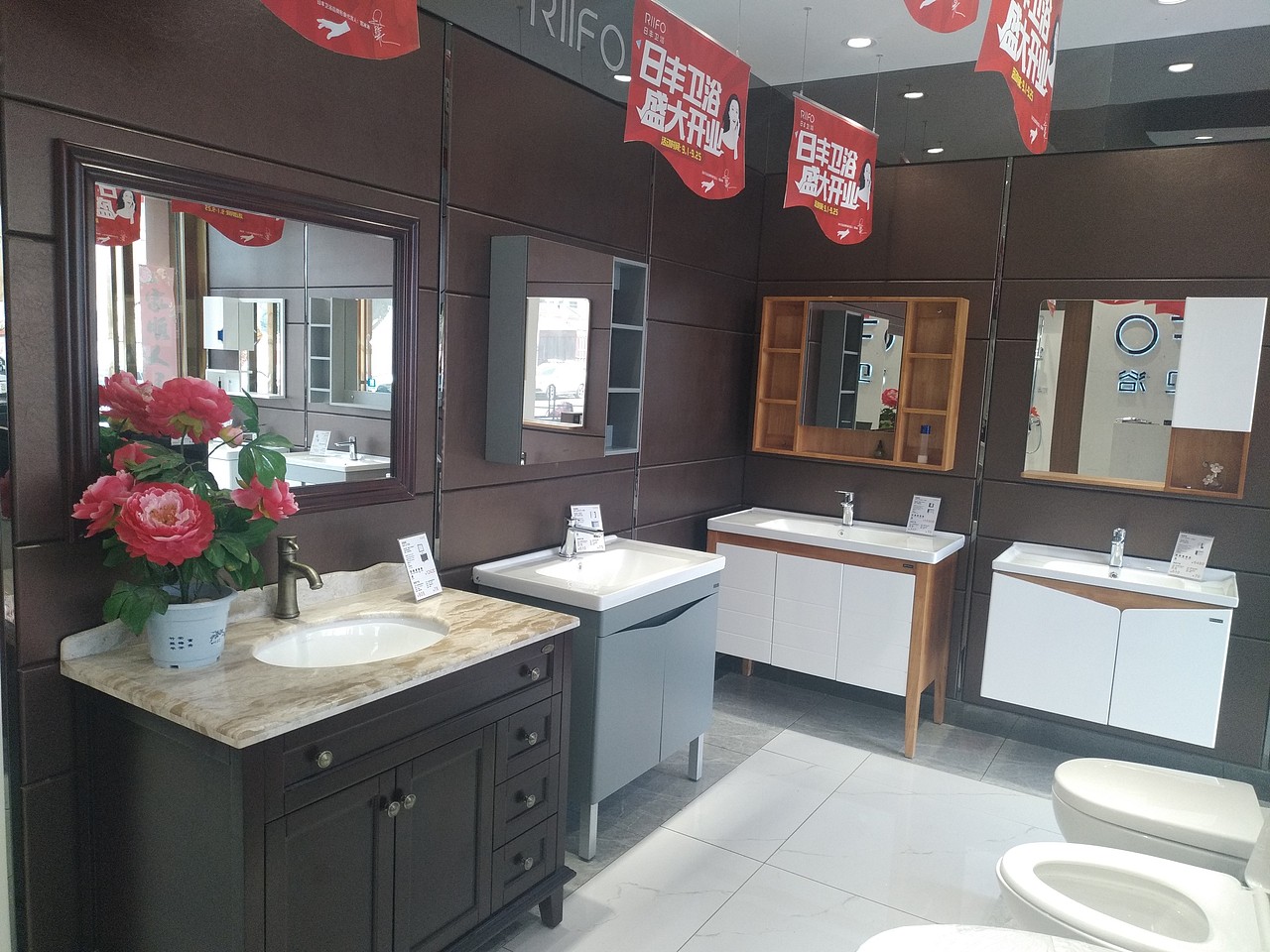 日丰浴室柜实景展示-日丰卫浴专卖店邓州店