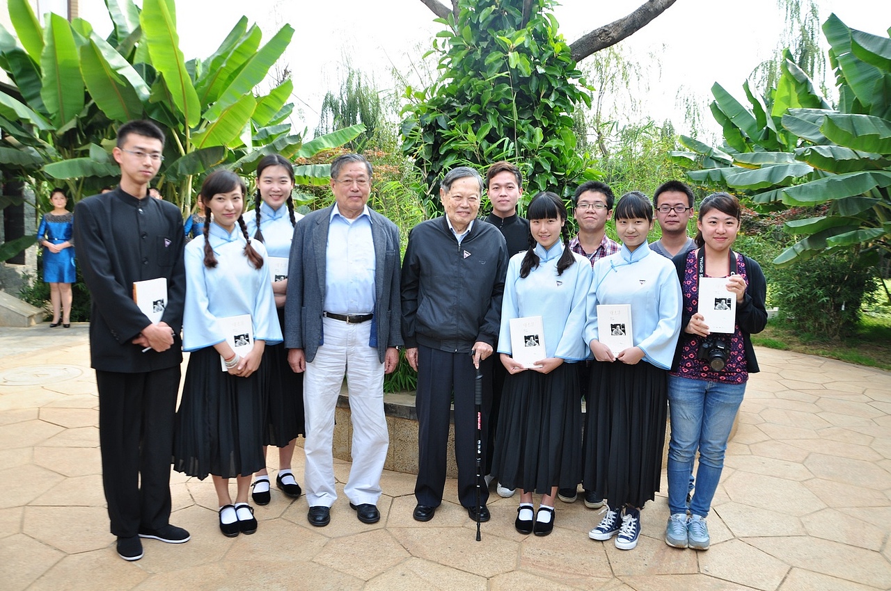 杨振宁合影留念