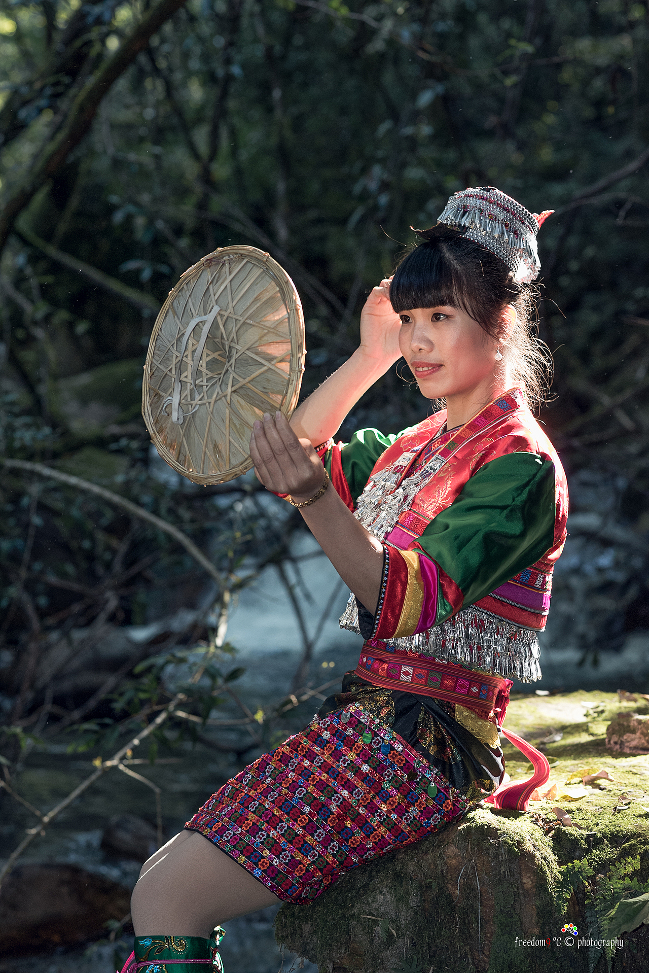 哀牢山上的花腰傣少女