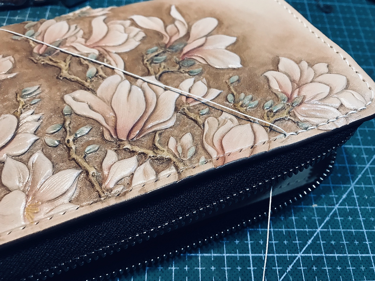 手工皮雕兰花钱夹