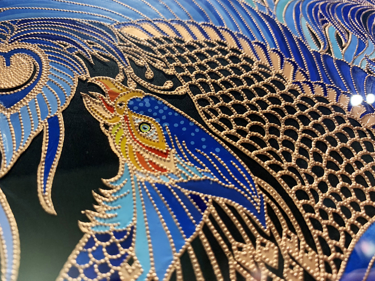 毛羽斑斓镶彩扇,锦丝织就蓝罗衫;
裙裾扬飞舞翩跹,灵眸秀姿气宇端。<br> 自古以来,凤凰被称为“百鸟之王”,<br> 是吉祥、善良、美丽、高贵的象征。