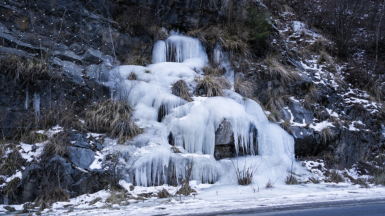 冰瀑(icefall)是因天气寒冷,水流到低于零摄氏度的地表后与岩石冻结而