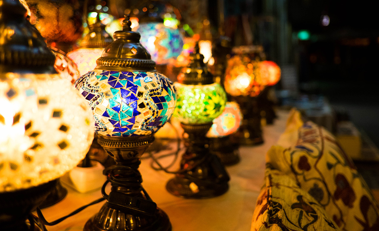 土耳其纪念品最常见的就是这种玻璃灯了,各种颜色都有,灯光透出来很有