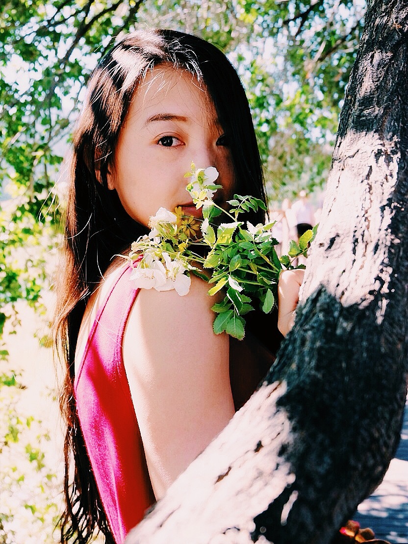 天山天池旁的张美丽