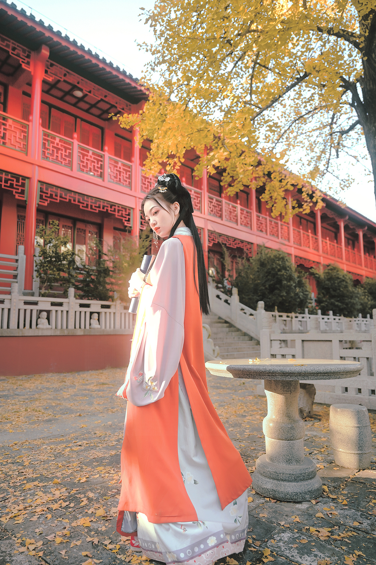 文杏栽为梁，香茅结为宇. 