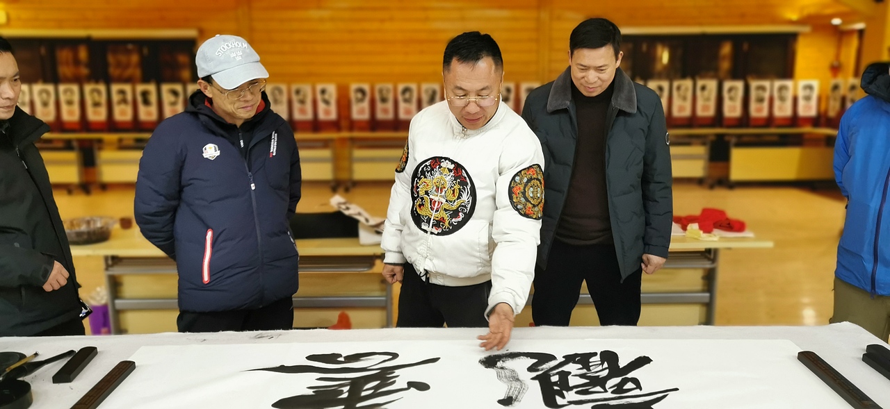 聚马凉石 公益事业 书法题字 云冰山剧照（图ZMTk0MzQ4NDQ0） - 人文/纪实摄影 - 站酷设计师聚马凉石原创素材 - 站酷ZCOOL