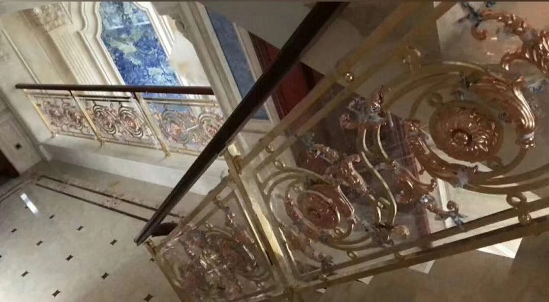 别墅里的楼梯扶手