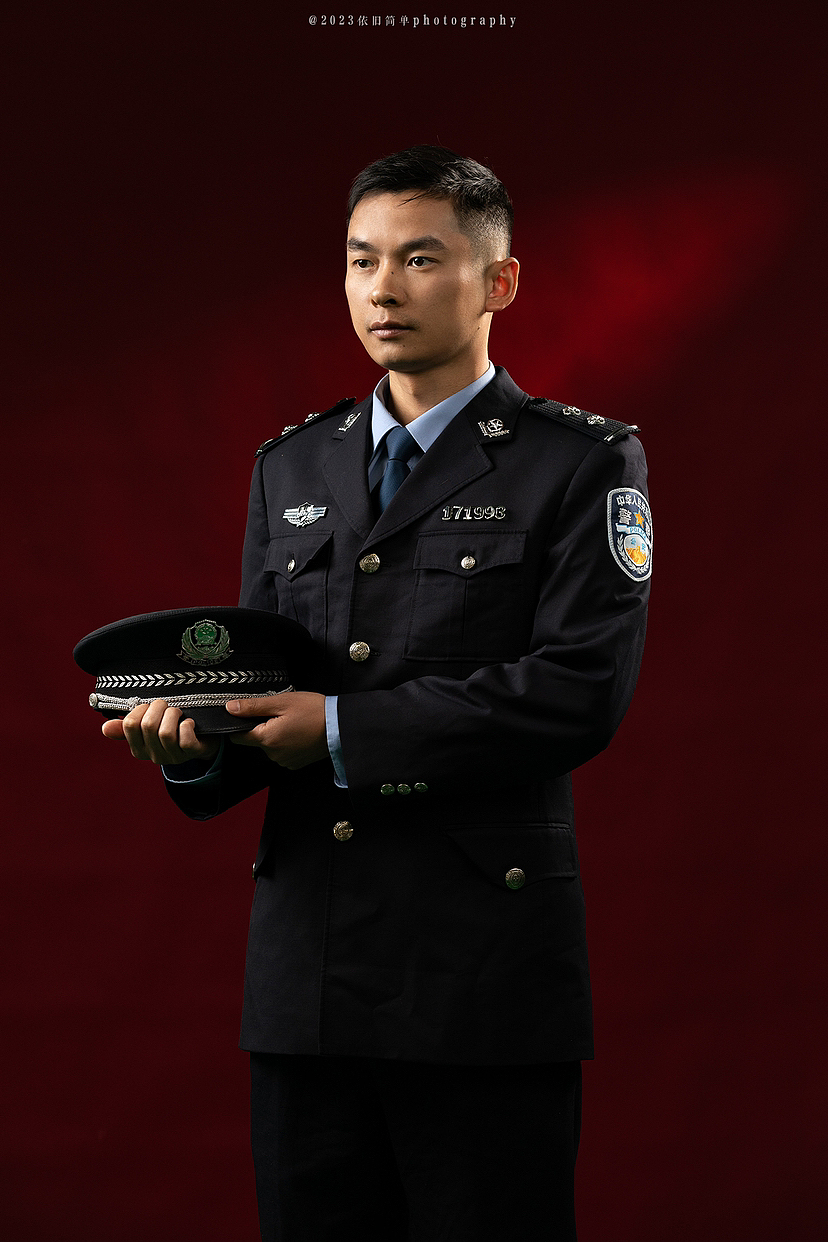 英武帅气的民警形象照