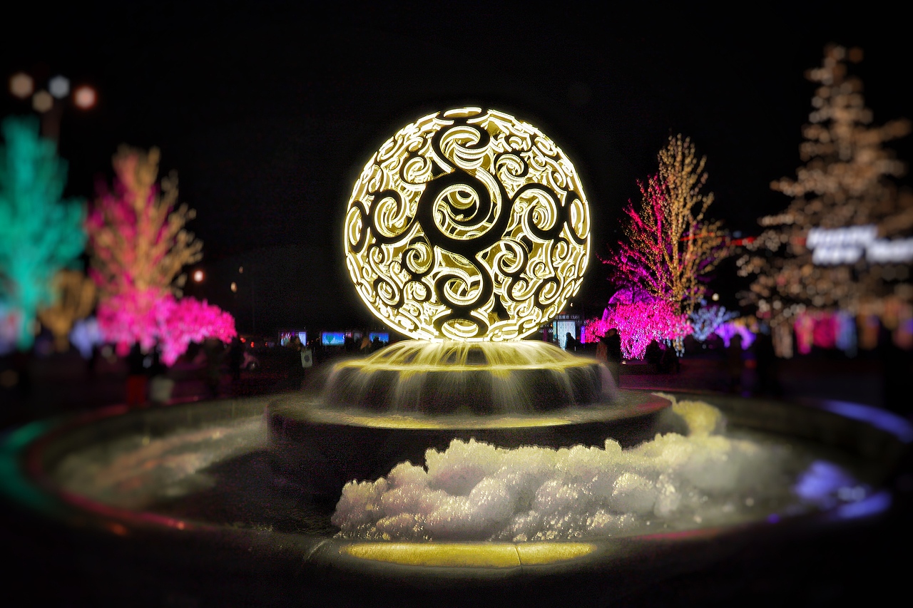 布置的不走心的蓝色港湾灯光节