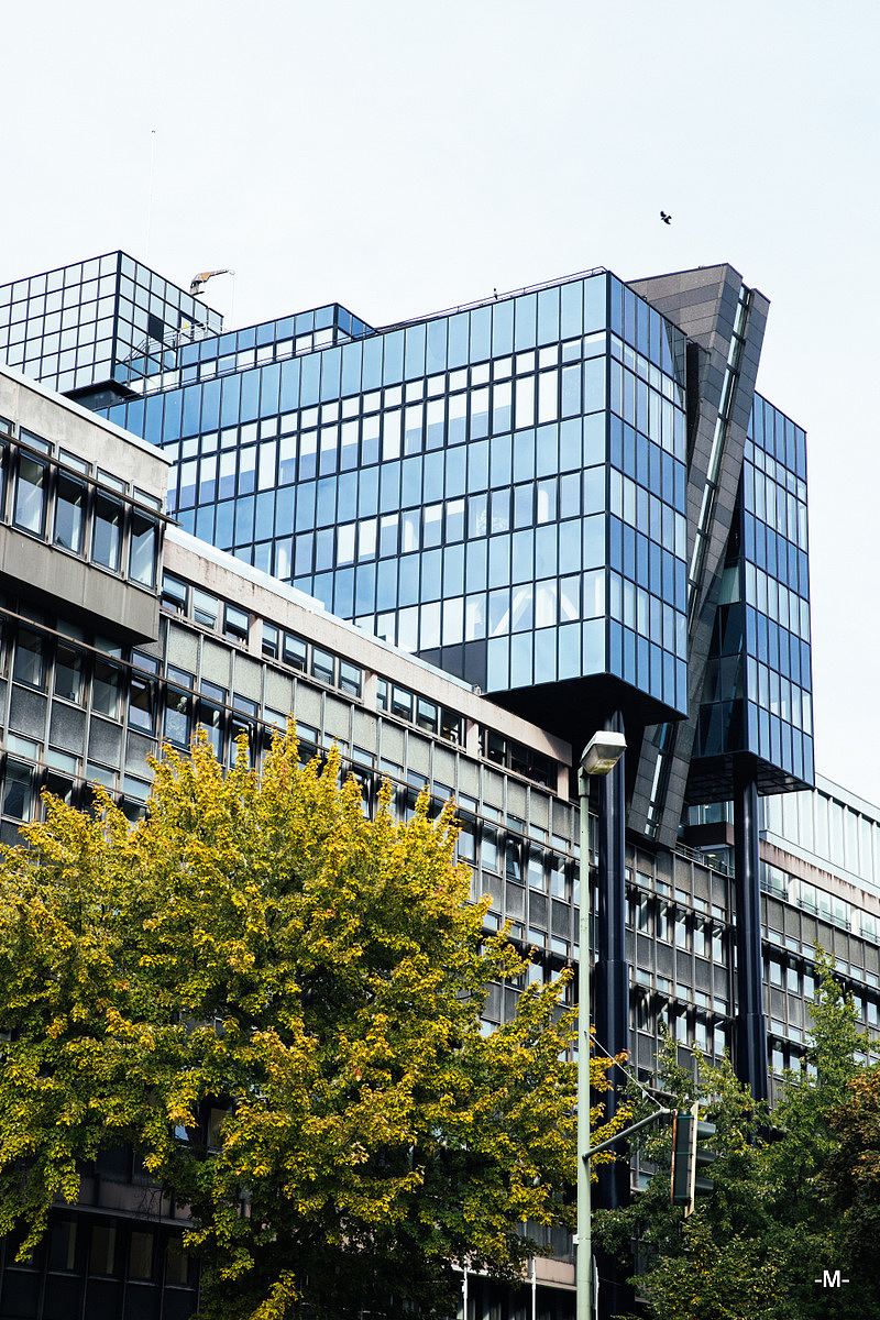 ----柏林----
对，科隆和亚琛我就只拍了几张图=A=其他的时间全部泡了教堂不好意思Orz下面就是首都柏林了~不过这里会多一些……吧。继续下去=A=，柏林是一个非常新鲜的城市，这多半有当年被空袭移平有一定关系，但是这里的现代建筑所呈现的活力并不是一种颓废的，而是一种完全积极且严谨的建筑状态，比如在我沿路走着的时候，就会不自觉地拍下这样有趣的建筑就是了~！而且这样的建筑比比皆是~