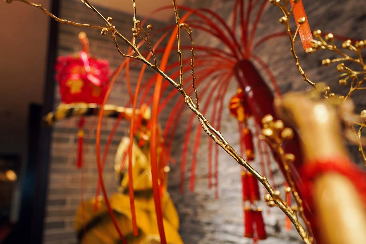 萌苏花艺商业美陈|粤菜馆的虎年橱窗艺术装置-萌虎临门