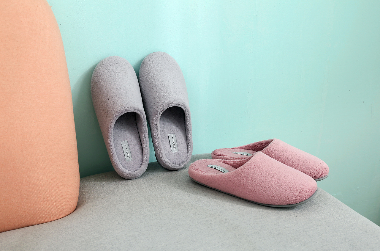 日系北欧家居风格棉拖鞋朴西风格地板拖鞋拍摄（图ZMjE0NjYzMTU2） - 产品摄影 - 站酷设计师ZRVISION原创素材 - 站酷ZCOOL