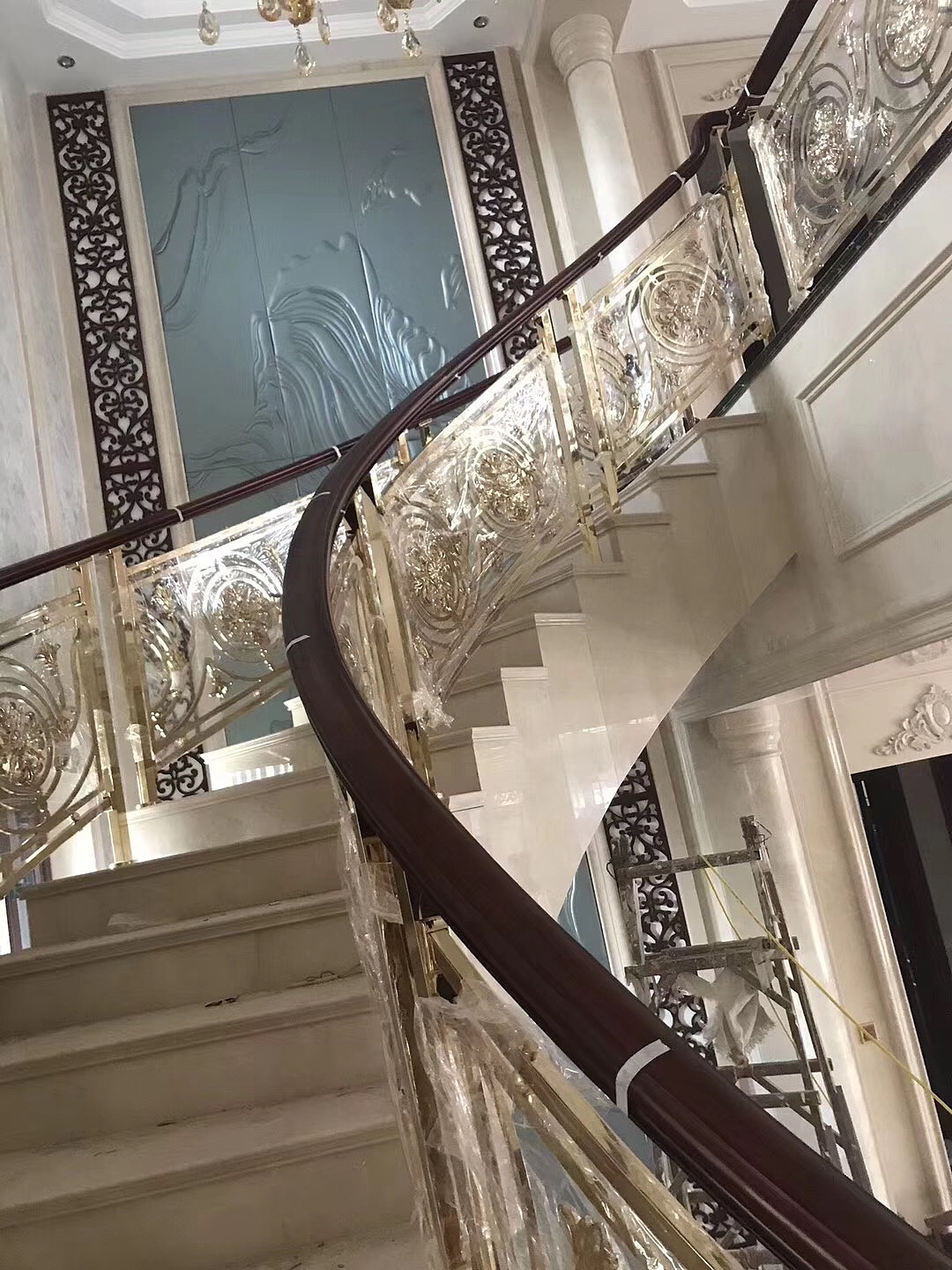 锢雅轻奢贵族金铝艺楼梯扶手护栏定制