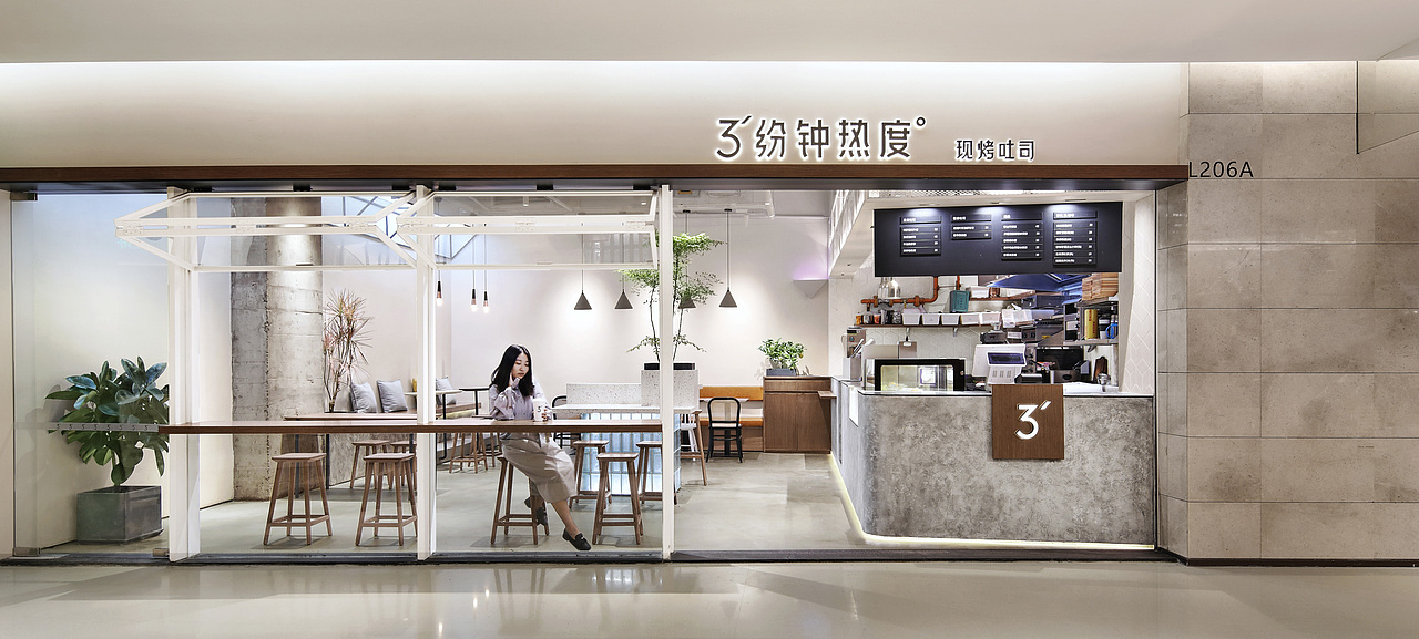 ▲
本案实际面积仅有53.5㎡<br>保证一定的座位数的同时<br>容纳吐司、咖啡、茶饮制作等复合空间功能<br>这对空间和设计师都是一种考验<br>