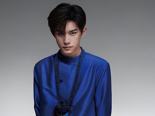 易烊千玺 x Emporio Armani2022春夏系列广告大片