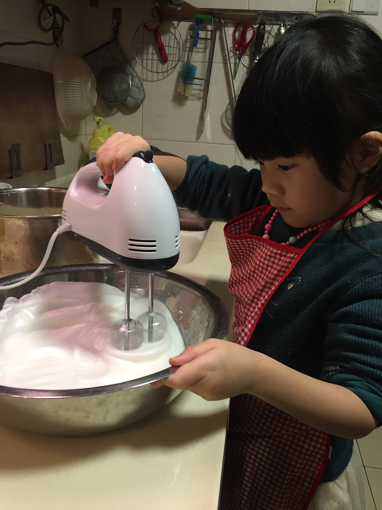 在妈妈指导下,妹妹全程自己完成甜品制作