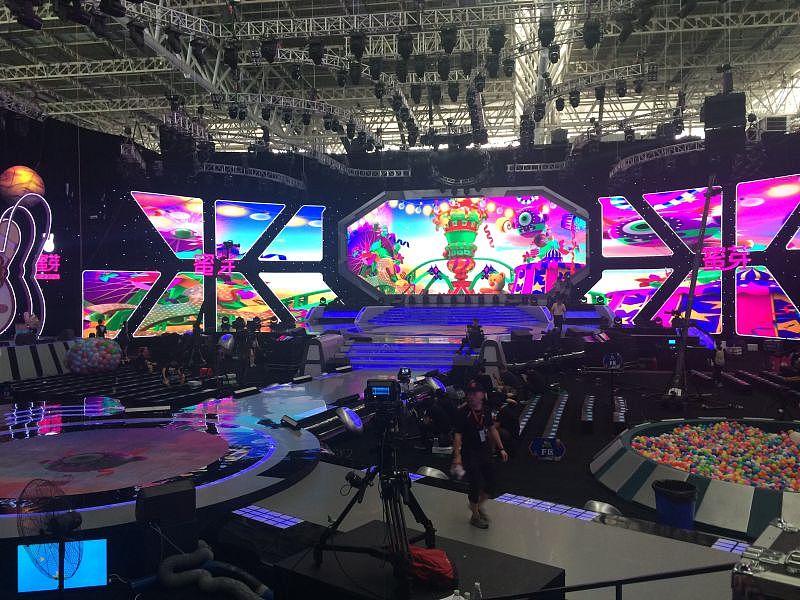 金鹰卡通六一惊奇夜舞台视觉