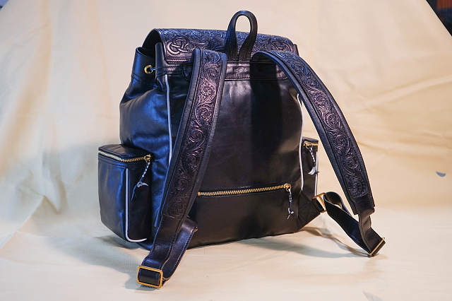 纯手工制作男士黑色双肩背包