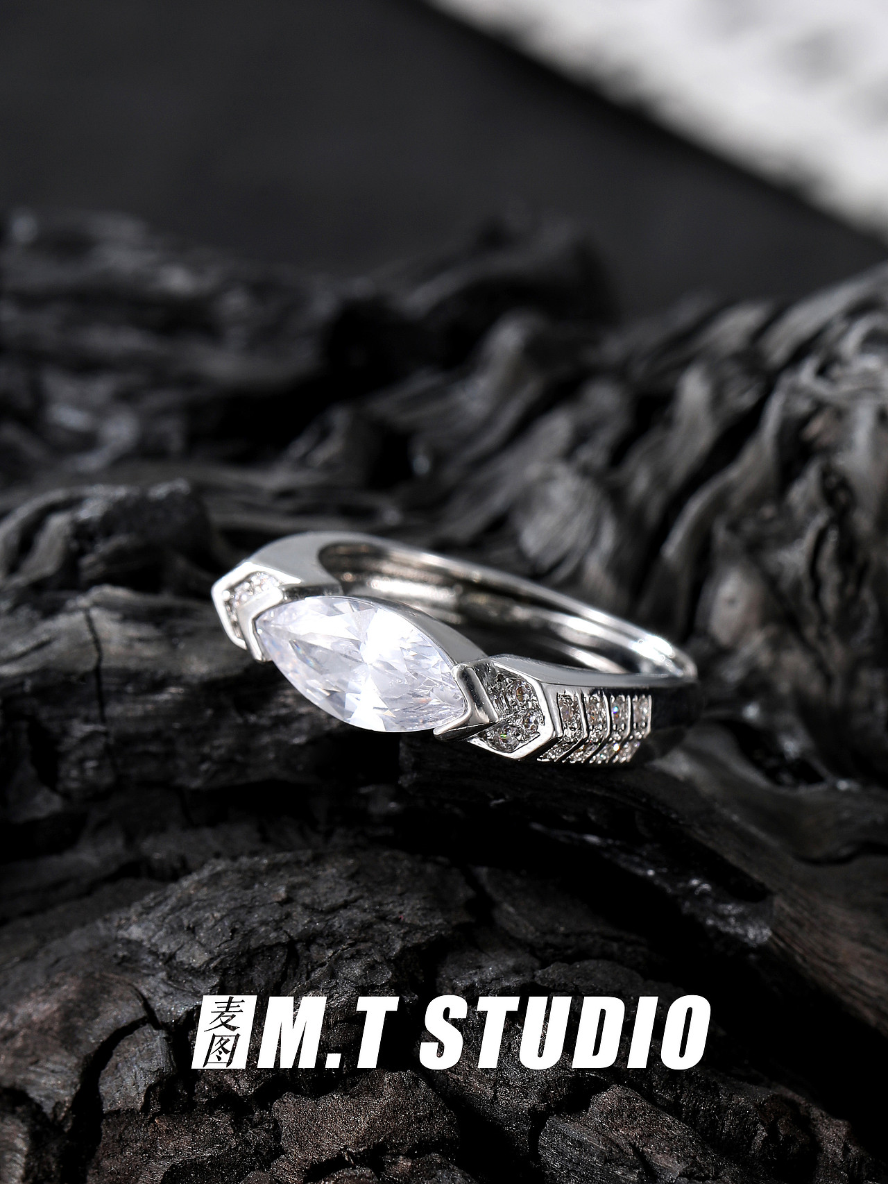 产品摄影 暗黑系男士戒指静物拍摄 男士复古风格静物拍（图ZMzUyOTMyMjY0） - 其他影视 - 站酷设计师义乌麦图摄影官网原创素材 - 站酷ZCOOL