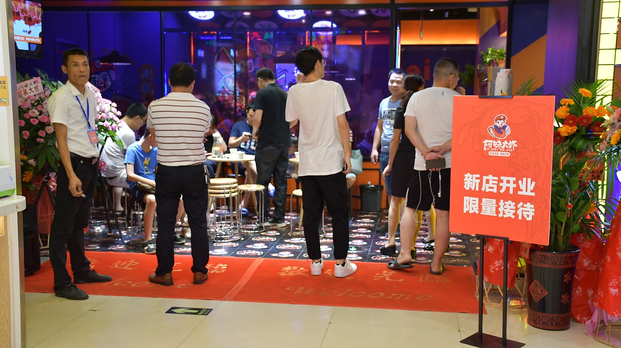 阿味大虾火锅连锁餐饮旗舰店实景拍摄 - 连锁加盟品牌（图ZMTcyNDkwMDk2） - 人像摄影 - 站酷设计师英皇视觉原创素材 - 站酷ZCOOL