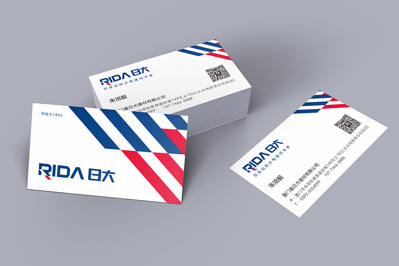 在与业主的前期沟通中,我们发现他对美国公司、文化及产品的崇尚。
于是为了使“日大”品牌更国际化,我们以英文字体设计为主。<br>将首字母"R"右下角的笔画做了一个闪电状的斜角。增强品牌的视觉独特性<br>色彩的选用上,从美国星条旗色中抽离出红白蓝作为品牌主色<br>同时,蓝色象征了“水”,红色象征了“电”。二者与日大行业属性相吻合<br>
