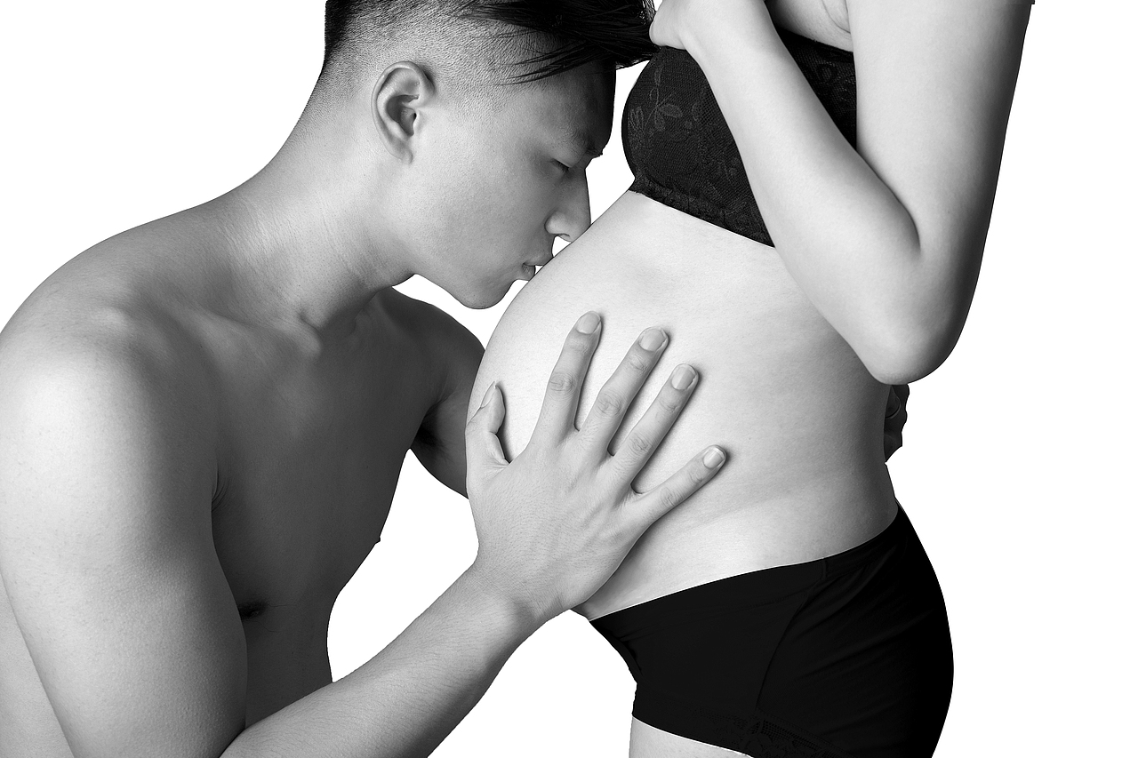 一组黑白孕妇照