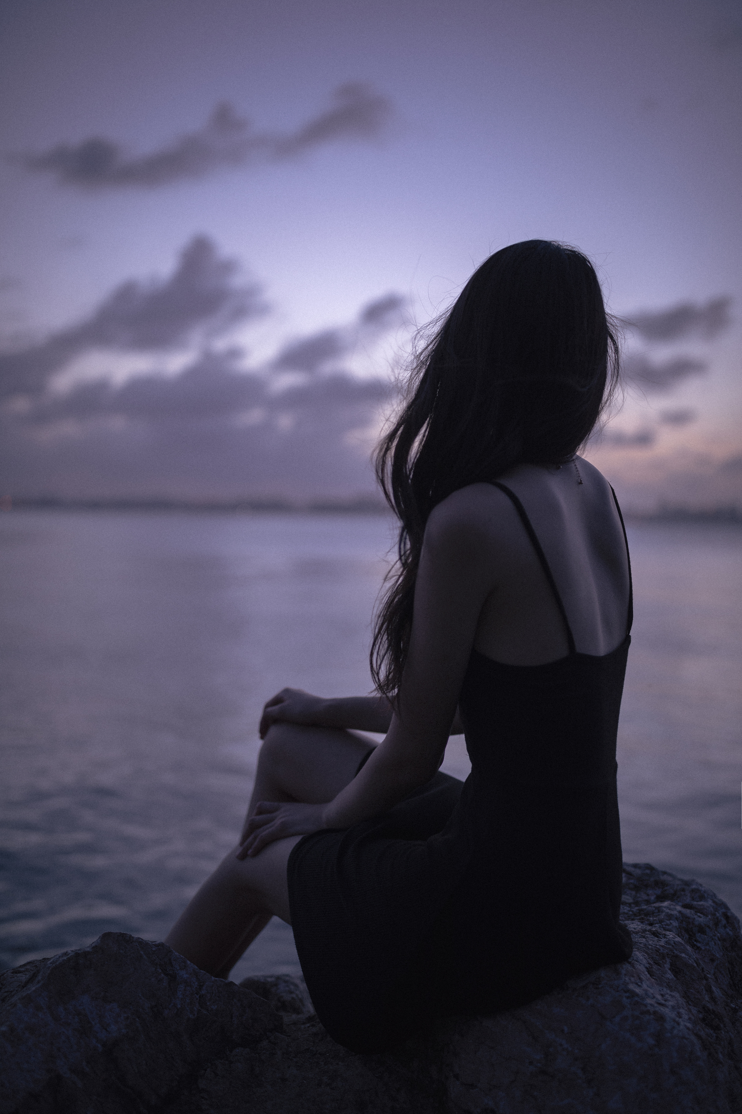 月亮也在大海处迷茫