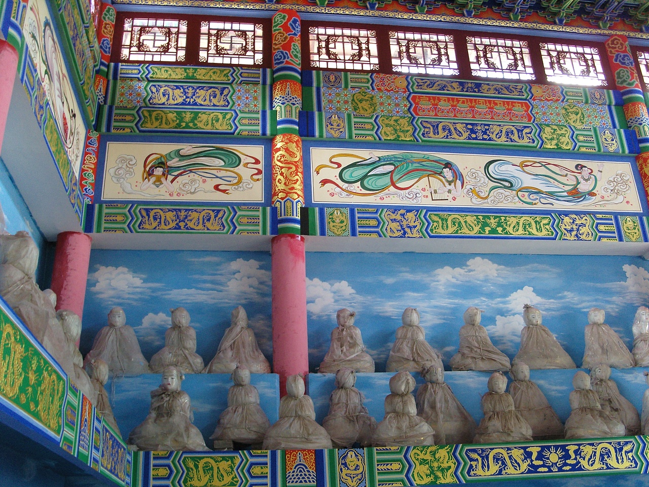 古建筑彩绘寺庙大雄宝殿和玺彩绘蓝天白云飞天彩绘