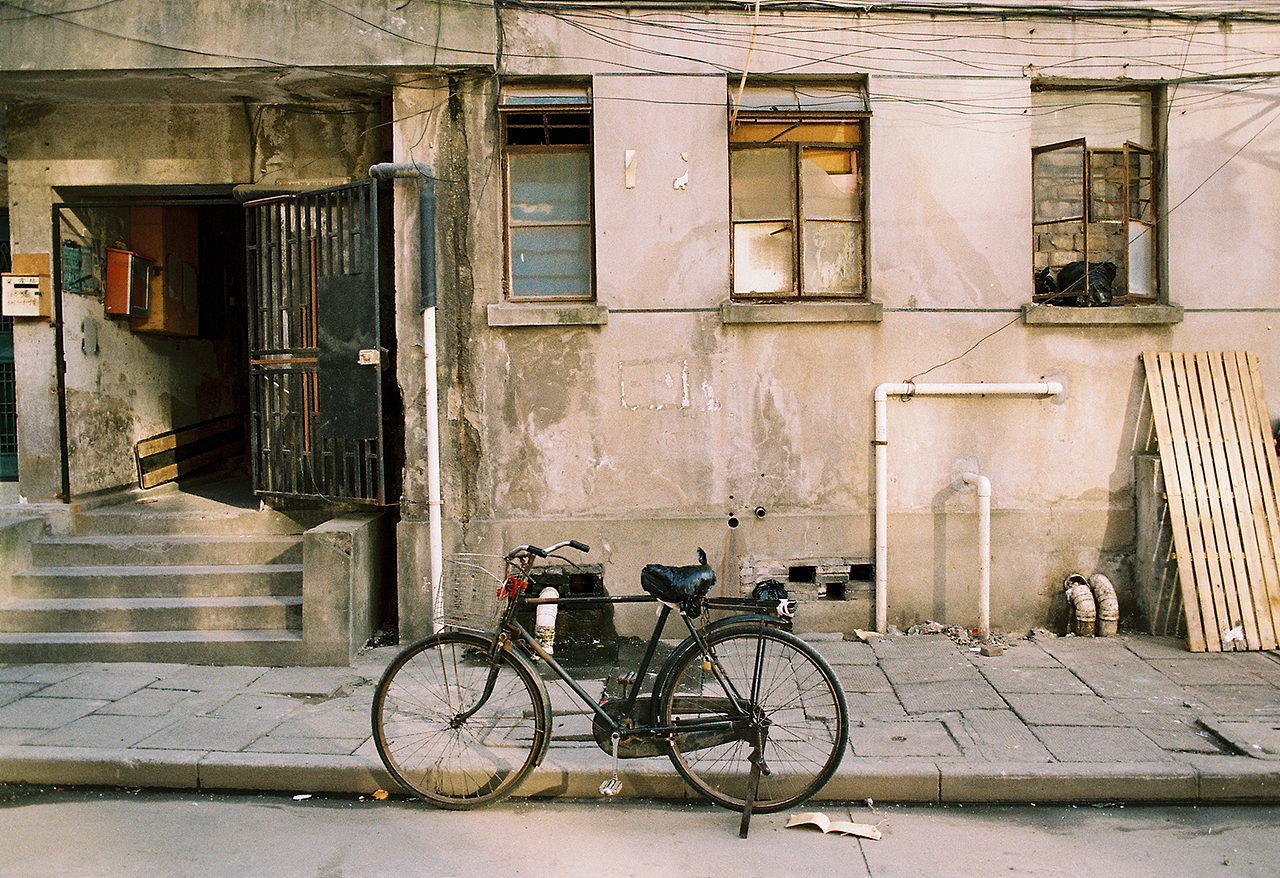 一台胶片机、一辆自行车