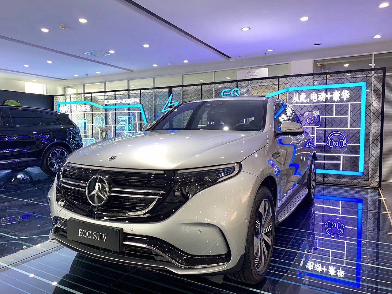 奔驰 郑州利星 腾势eqc电动车展示