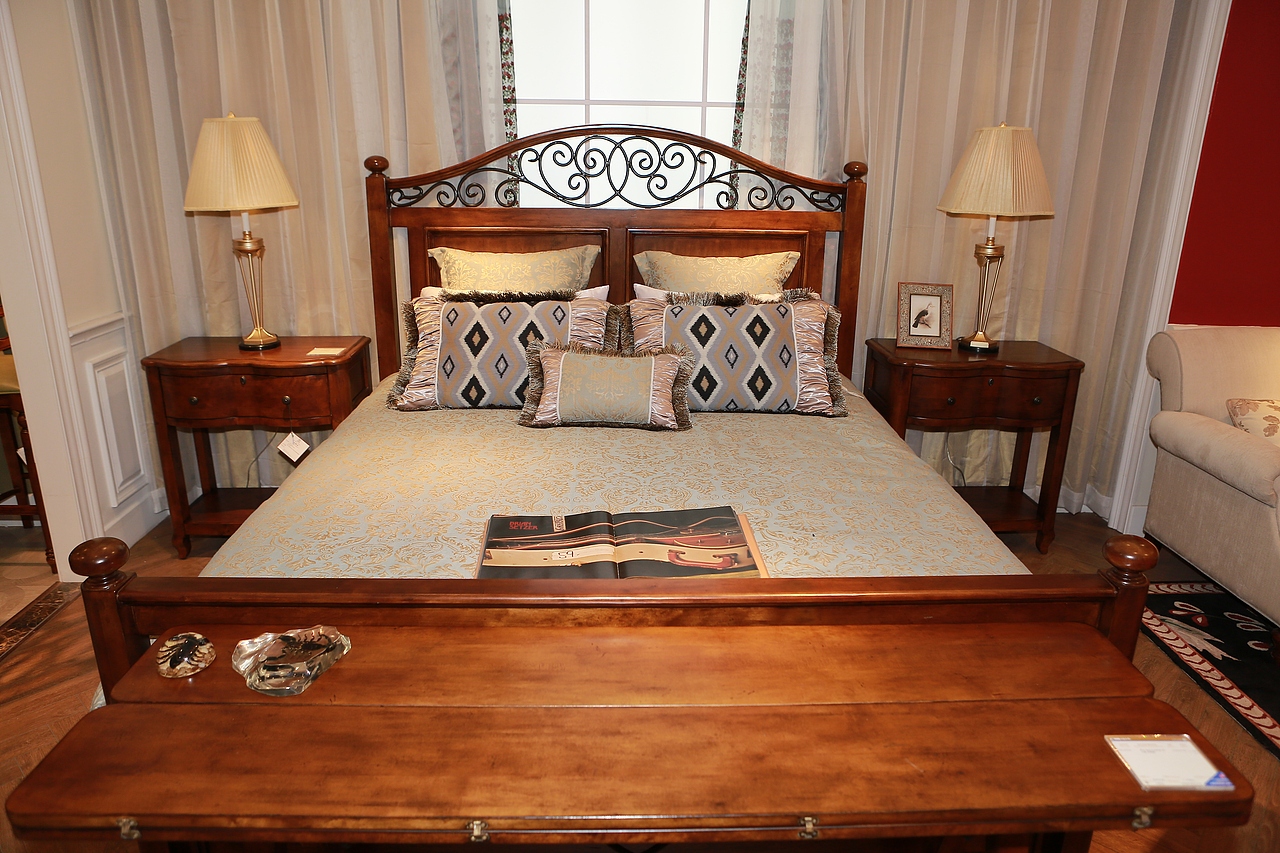 雅典印记灵感源自古希腊建筑中精致华美的柱式设计和纹饰雕刻美感，将神殿石料风化的古朴暖调，以细致的擦色、做旧工艺，巧妙地于设计中呈现樱桃木原色的温润柔和之美，让人如同沐浴在黄昏余辉中，漫步于奥林匹亚山脚的树影婆娑之间。
<br><br><br>