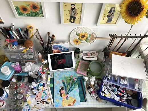 业余插画凌乱的工作台