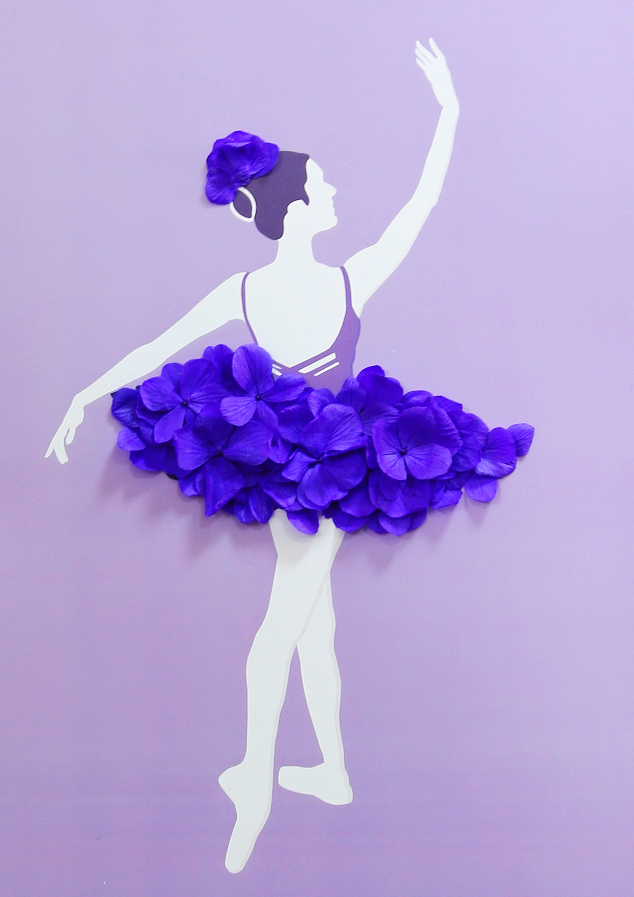 选用芭蕾舞者,用永生花来当她的裙子.