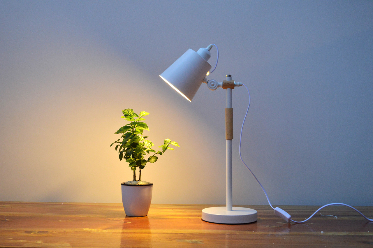 北欧宜家风格极简护眼台灯产品展示片