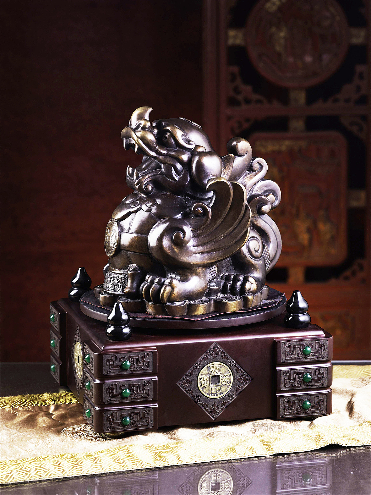 貔貅,别称"辟邪,天禄",是中国古书记载和汉族民间神话传说的一种凶猛