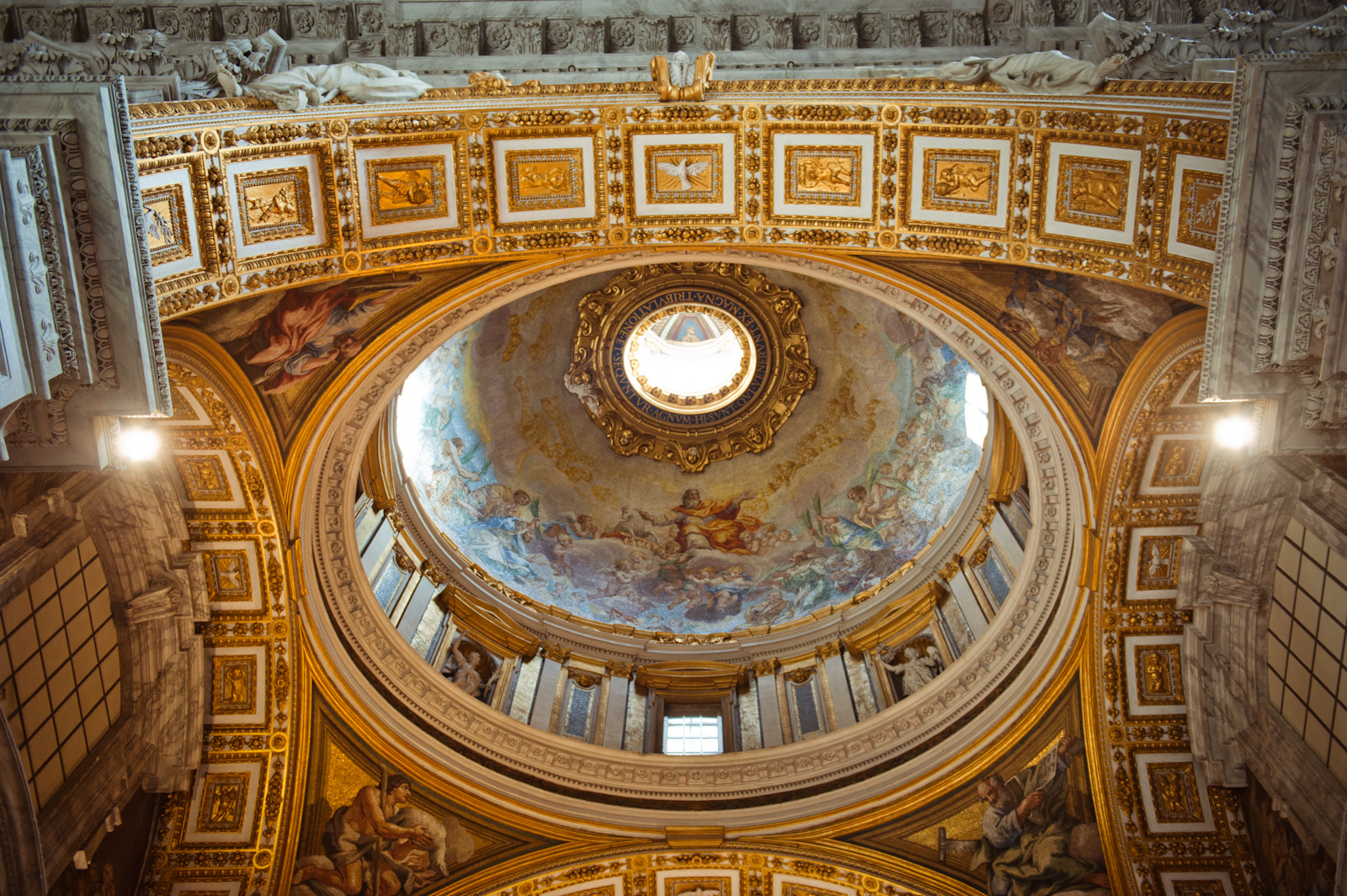 梵蒂冈博物馆(8)拉斐尔画室3 签字厅壁画：雅典学院、圣礼之争、帕尔纳斯山、三德像，天顶画【多图】 - 知乎