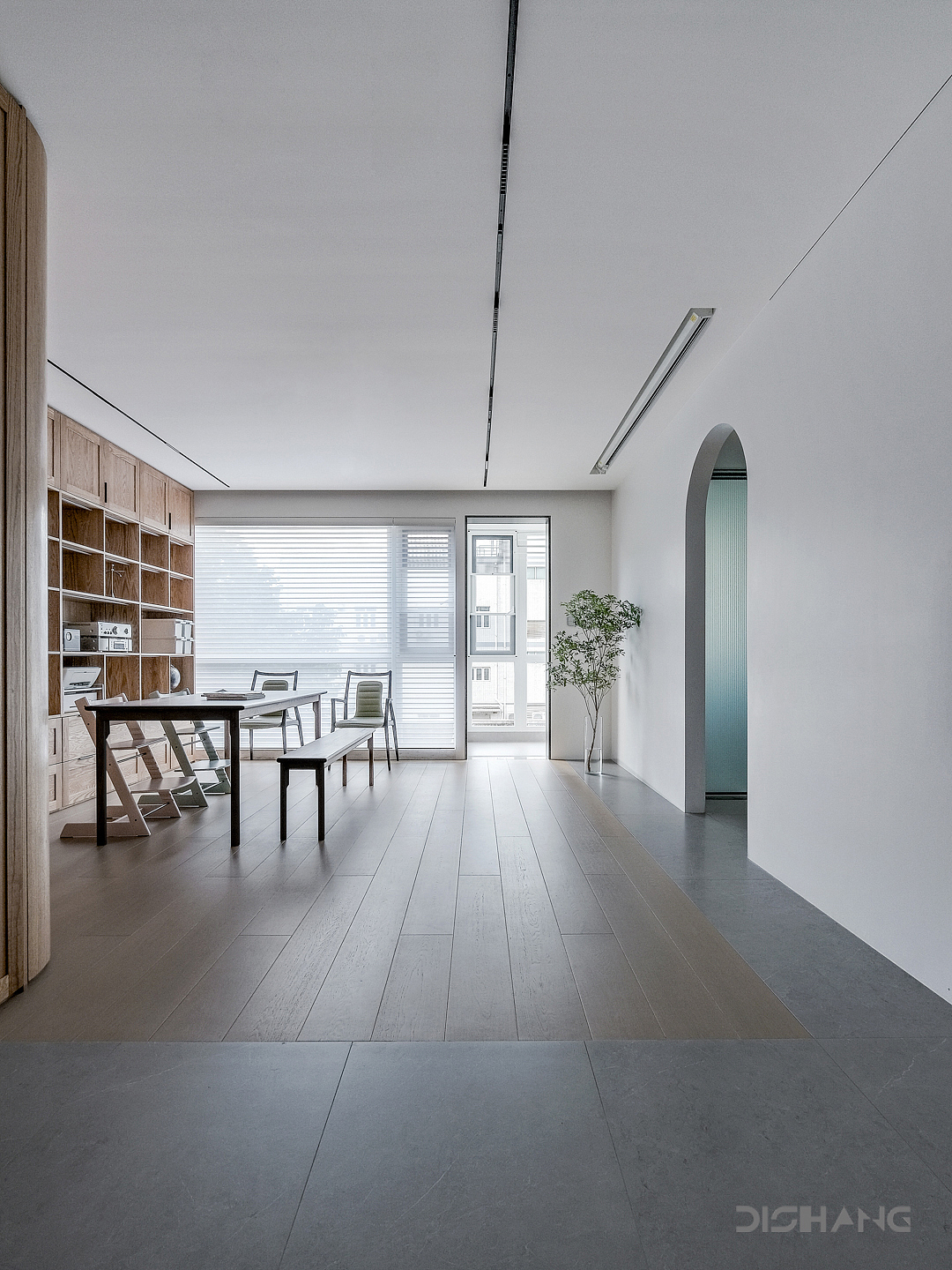 木地板与地砖的完美结合,好像是在给空间分区,一侧墙上安装投影幕布,块面组合的形式十分高级,设计将雅致生活与现代艺术结合,并借由开放的布局、灵活的动线,共同构建整个空间简洁又极具质感的视觉印象。
<br><br><br>