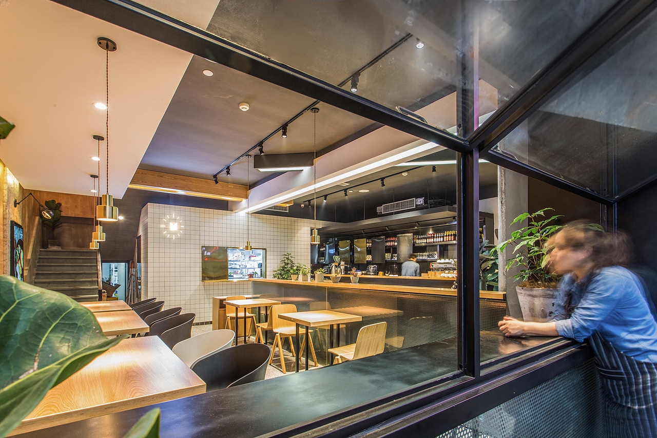 ▲一层的吧台操作区域，也是酒吧座餐区