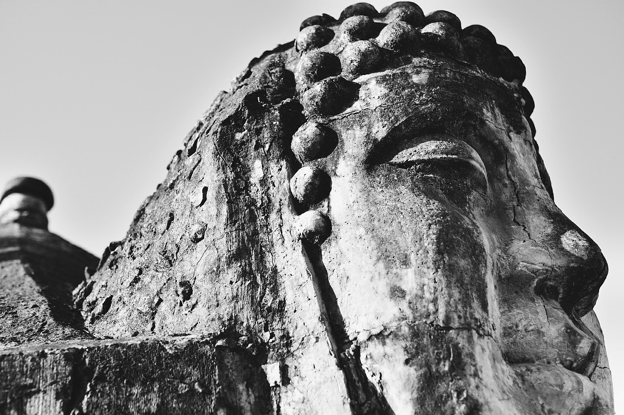 其实是谦卑的在仰视众神。