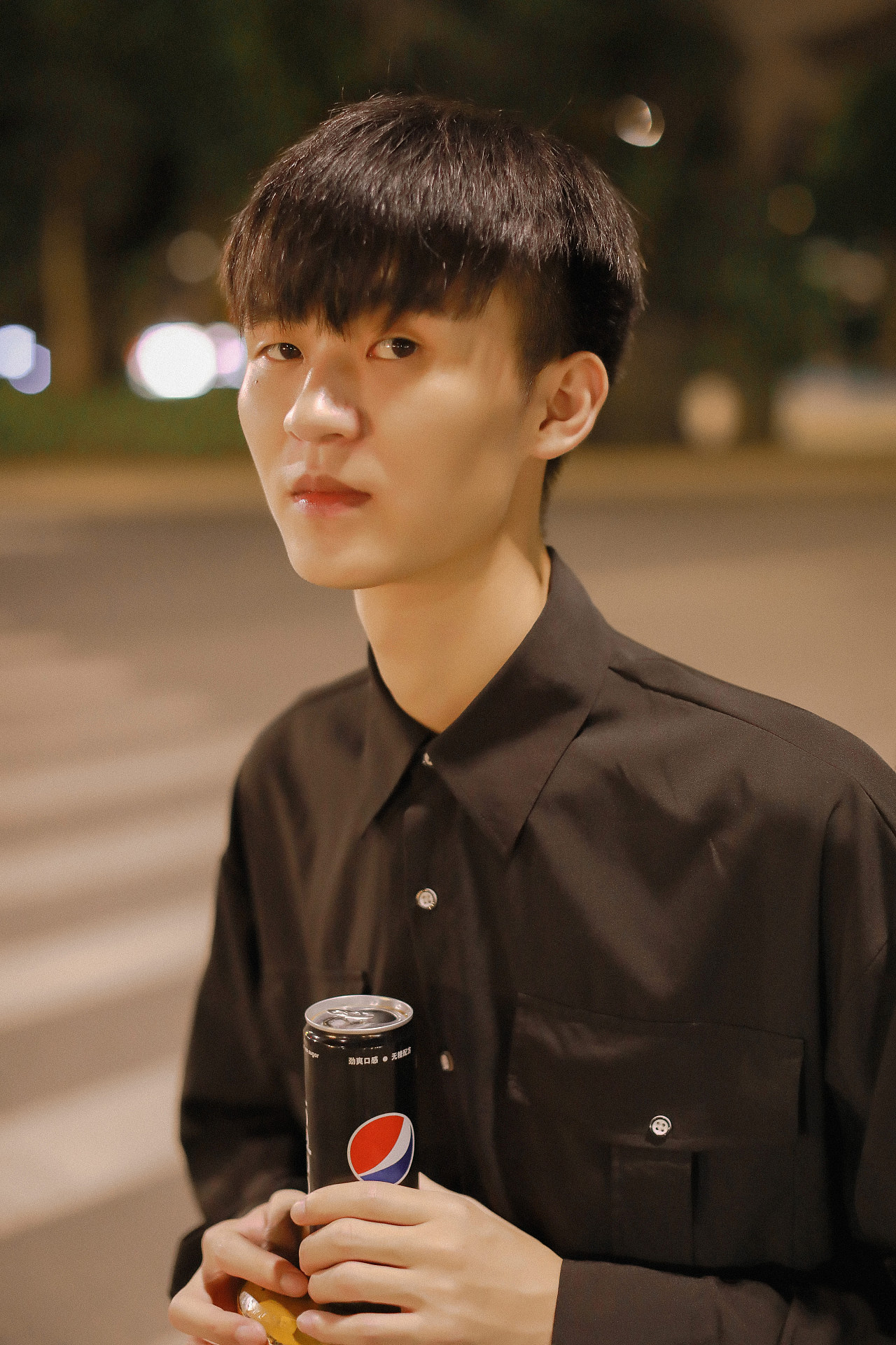 一组男生夜景人像