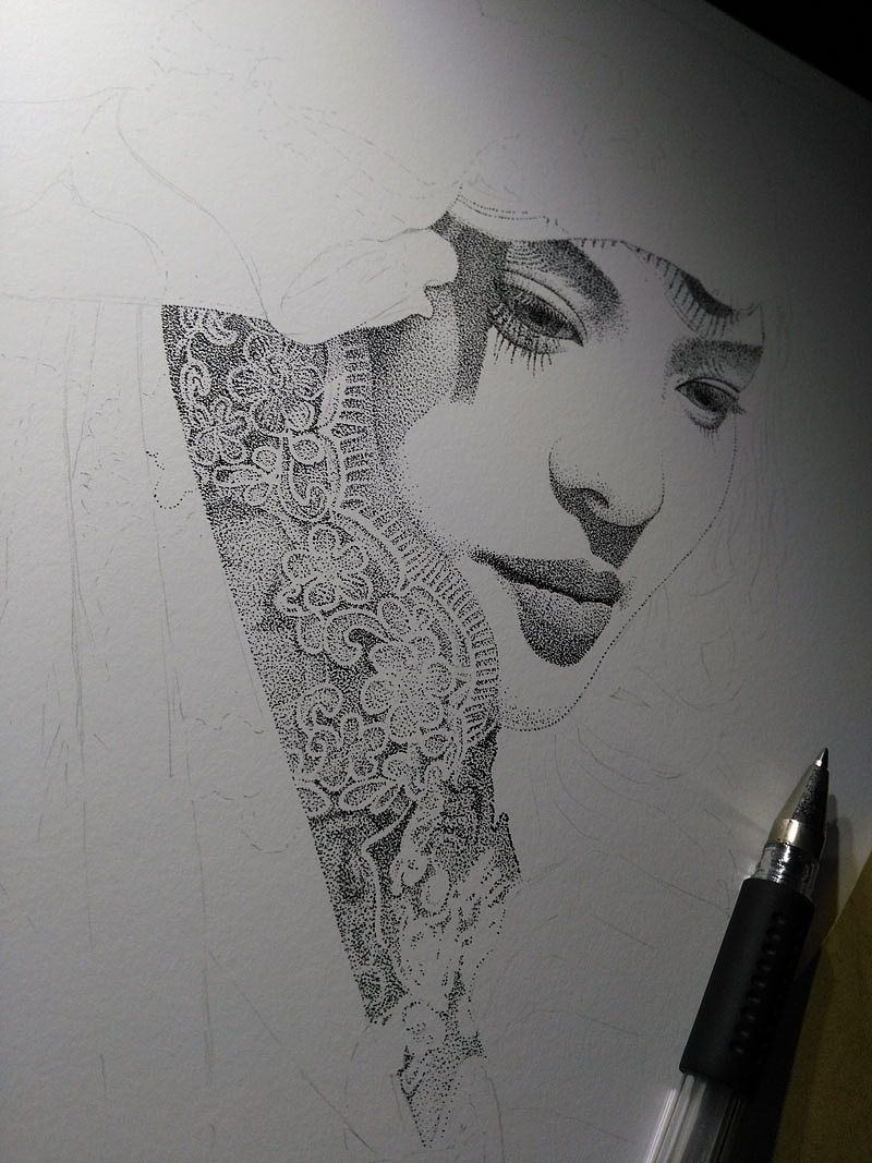 接下来刻画脸部的蕾丝花纹,注意花纹的留白,再用不同深浅的处理方法来