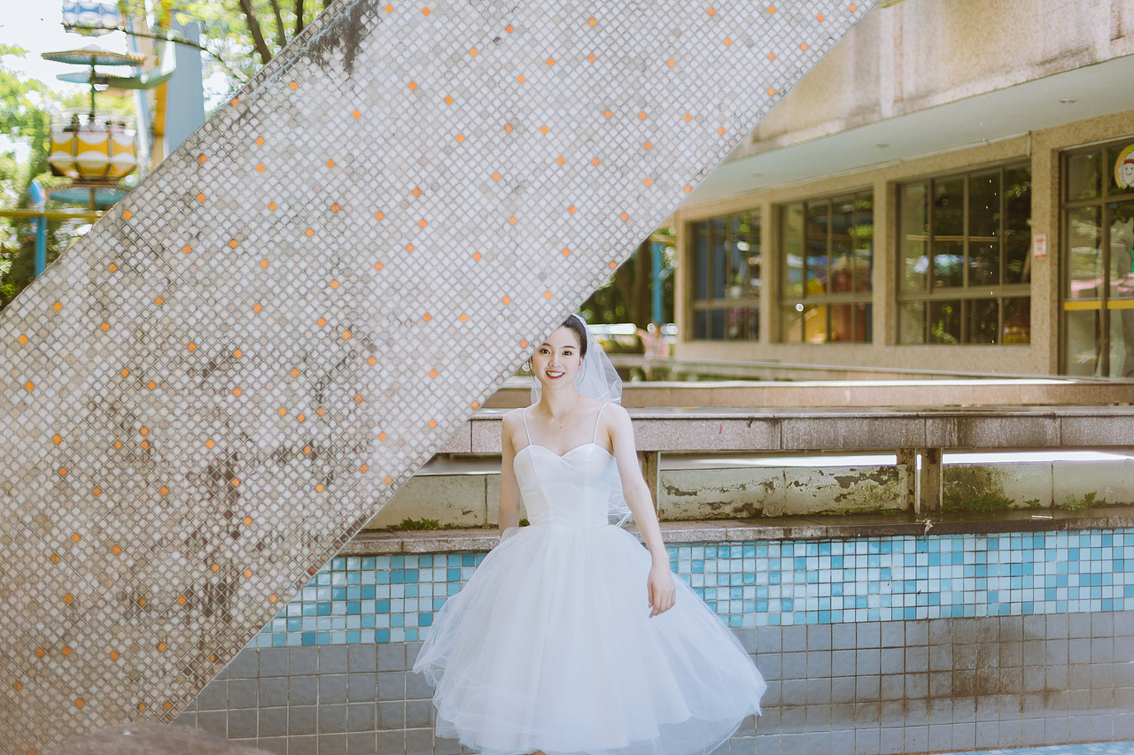 在夏天结束之前穿上小裙子拍照