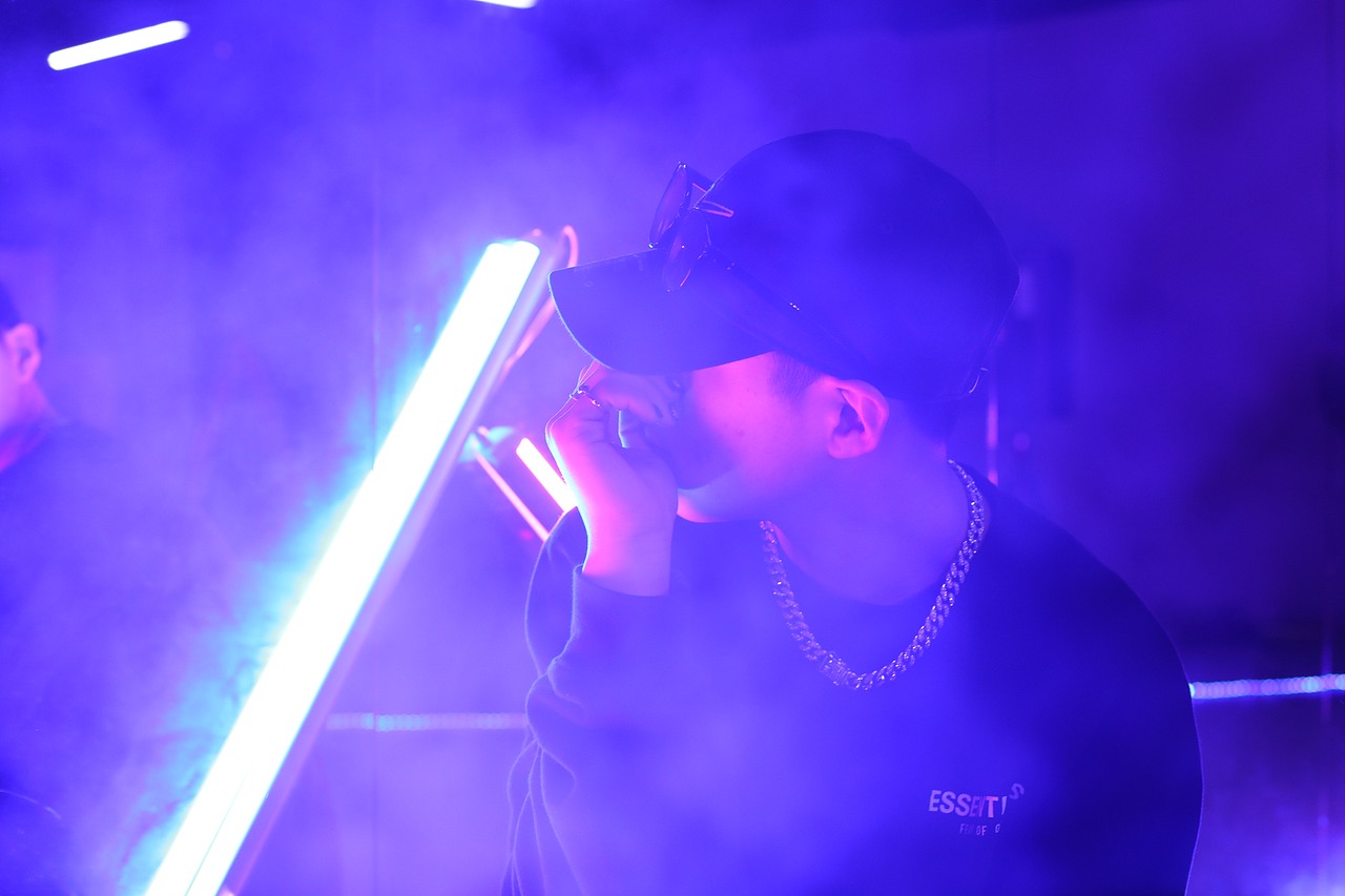 街舞工作室的炫彩霓虹风