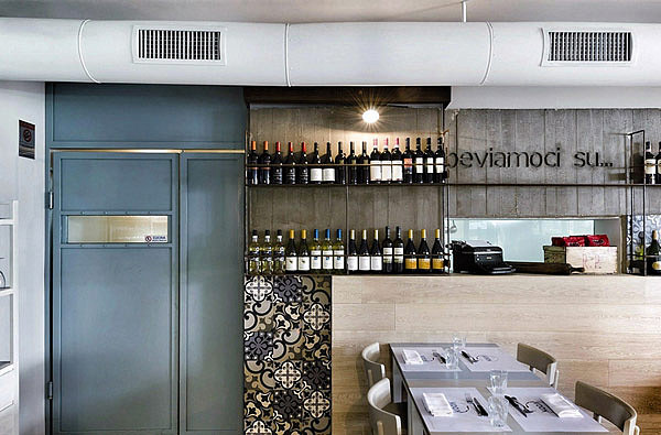 2016年，整体餐饮市场增速仍会提高，但这并不意味着餐饮企业的日子会好过。大众创业有70%-80%都进入到餐饮业，北京的餐饮商户一年就新增了65%。餐饮整体体量在增加，但企业间的竞争加剧，实体餐饮店的运营依然会非常艰难。