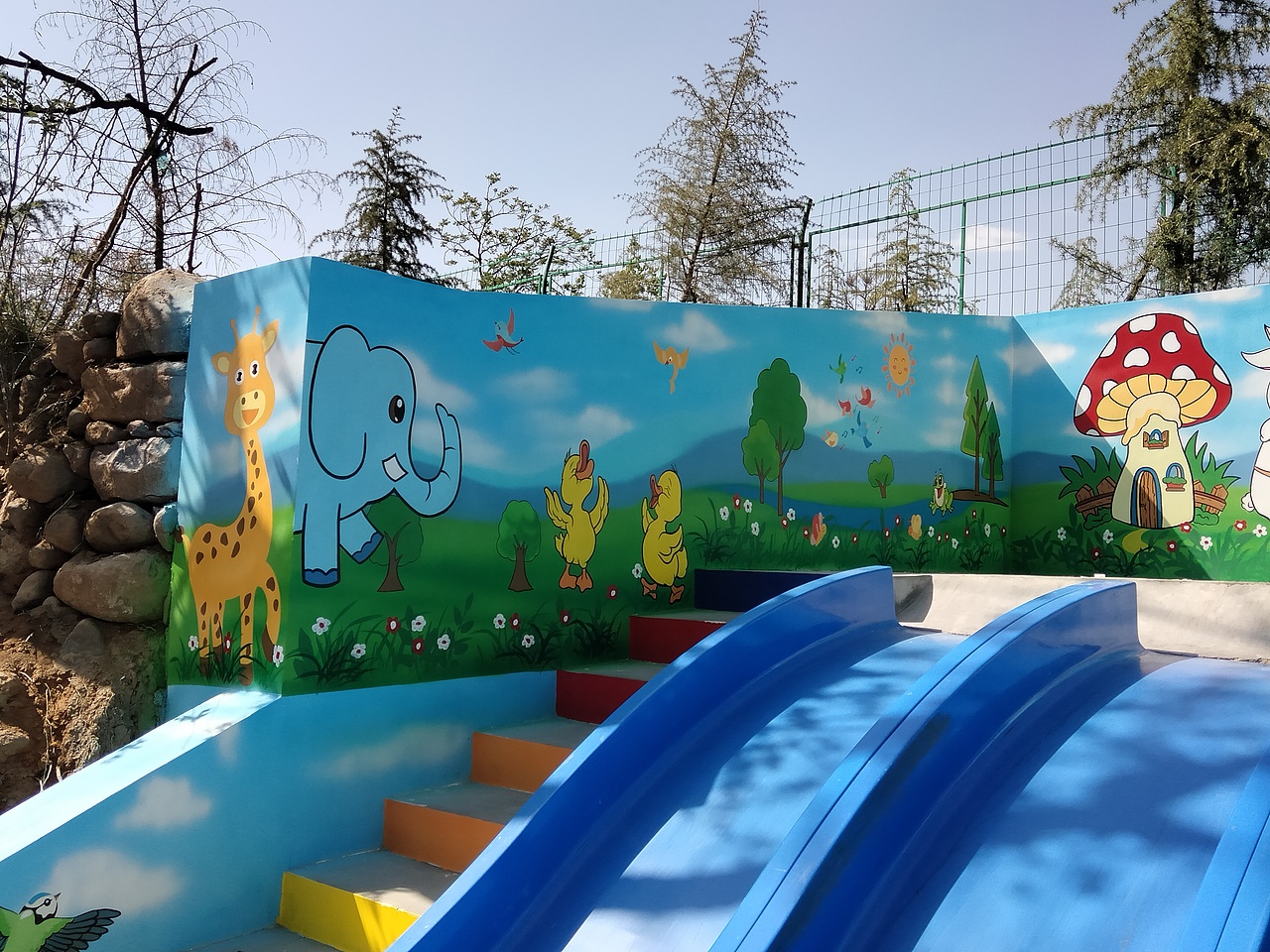 卡通墙绘滑滑梯彩绘楼梯彩绘小动物墙绘